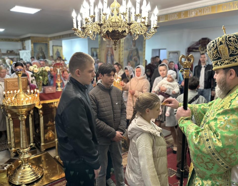 Рівне. Єпископ Гавриїл звершив Божественну літургію у празник Входу Господнього в Єрусалим