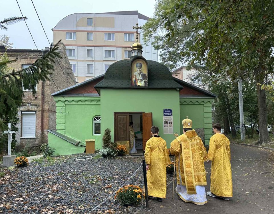 Рівне. Єпископ Гавриїл звершив Літургію в Єпархіальному Свято-Миколаївському храмі (у річницю відновлення богослужінь)