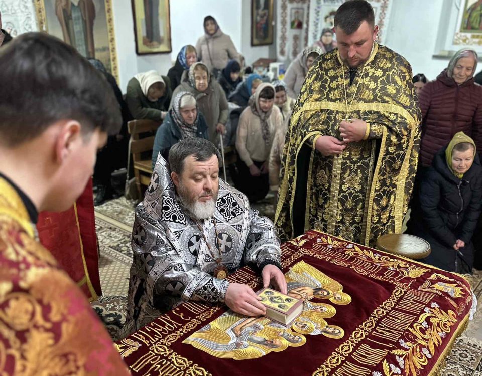 Рівне. Єпископ Гавриїл звершив чини винесення та погребіння Святої Плащаниці