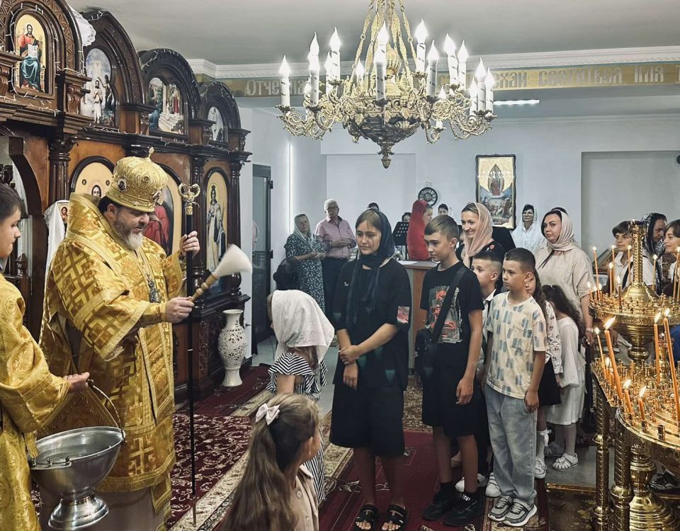 Рівне. Архіпастир звершив Божественну літургію та молебень за дітей у 13-ту неділю після Пʼятдесятниці
