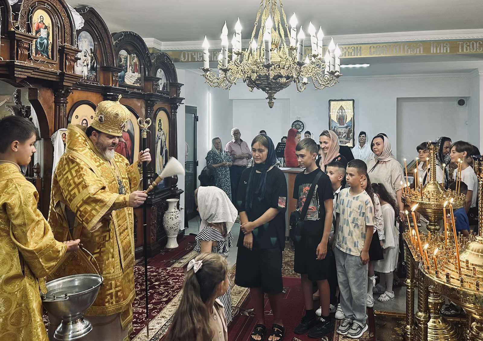 Рівне. Архіпастир звершив Божественну літургію та молебень за дітей у 13-ту неділю після Пʼятдесятниці