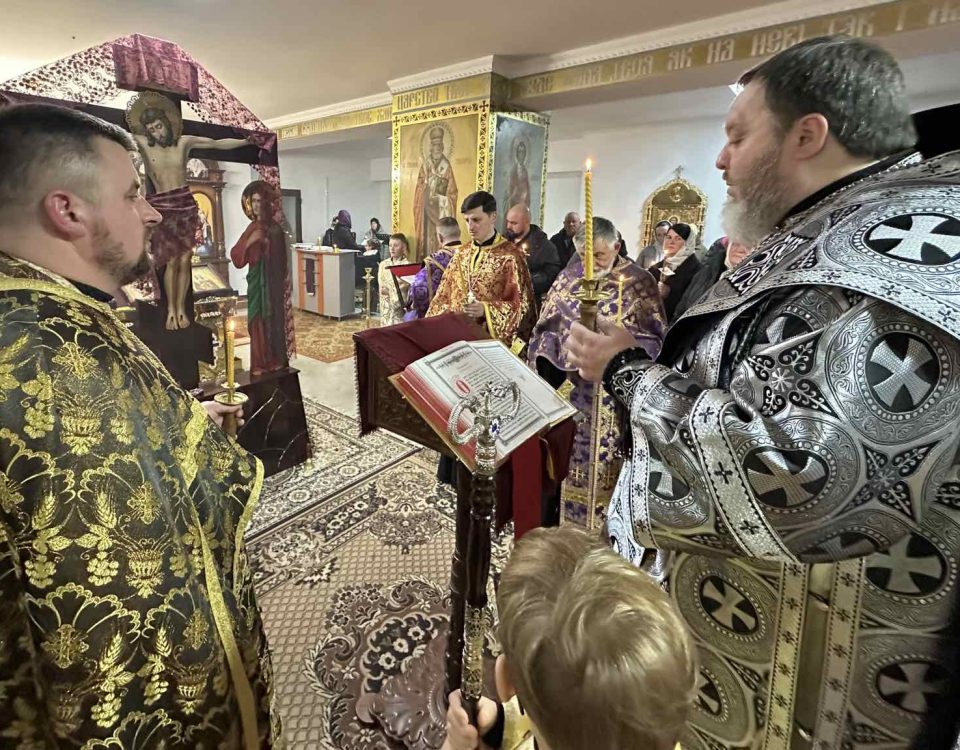 Рівне. Архіпастир звершив Ранню з читанням 12-ти Страсних Євангелій