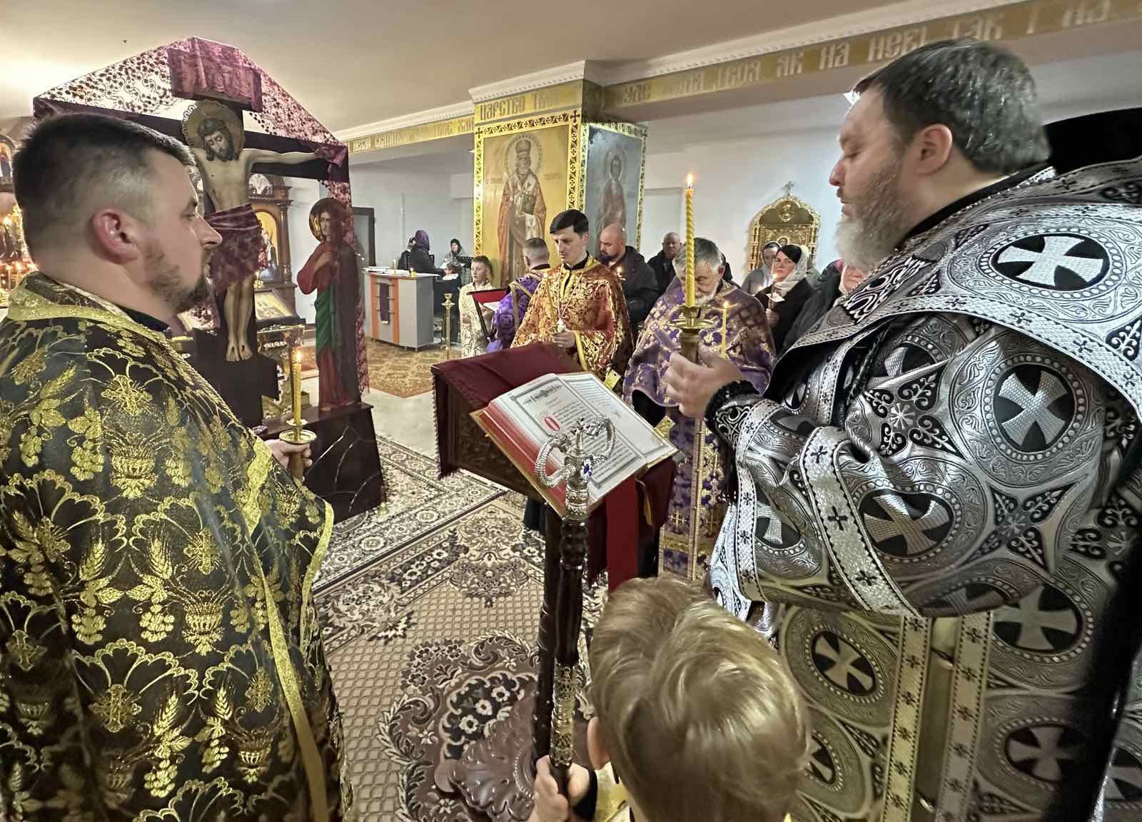 Рівне. Архіпастир звершив Ранню з читанням 12-ти Страсних Євангелій