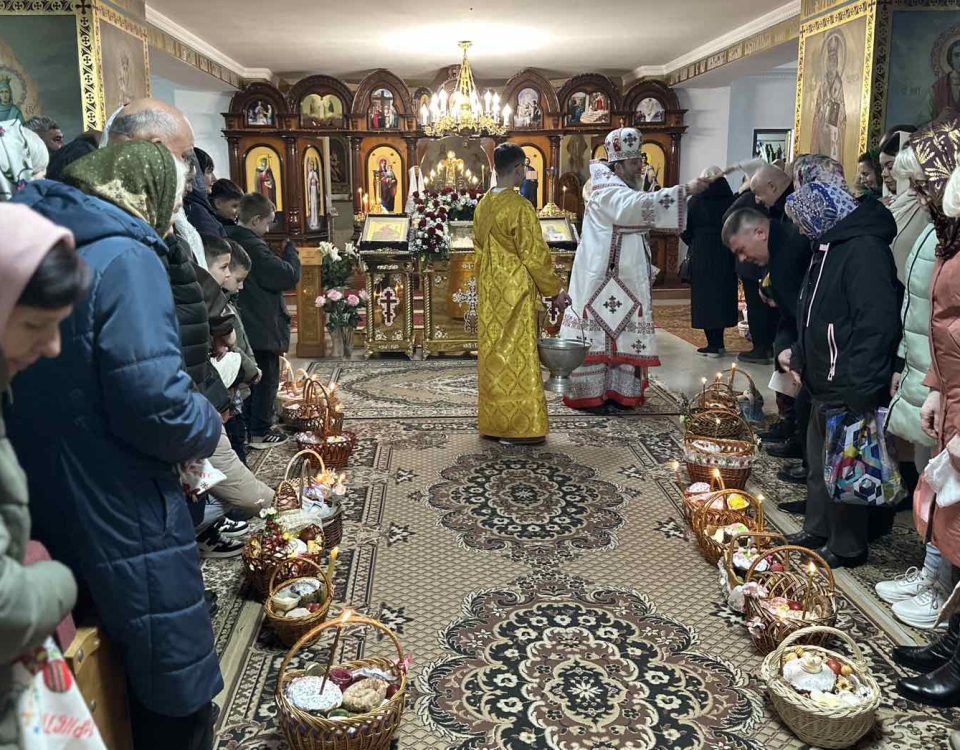 Рівне. Керуючий єпархією очолив богослужіння свята свят Пасхи Христової