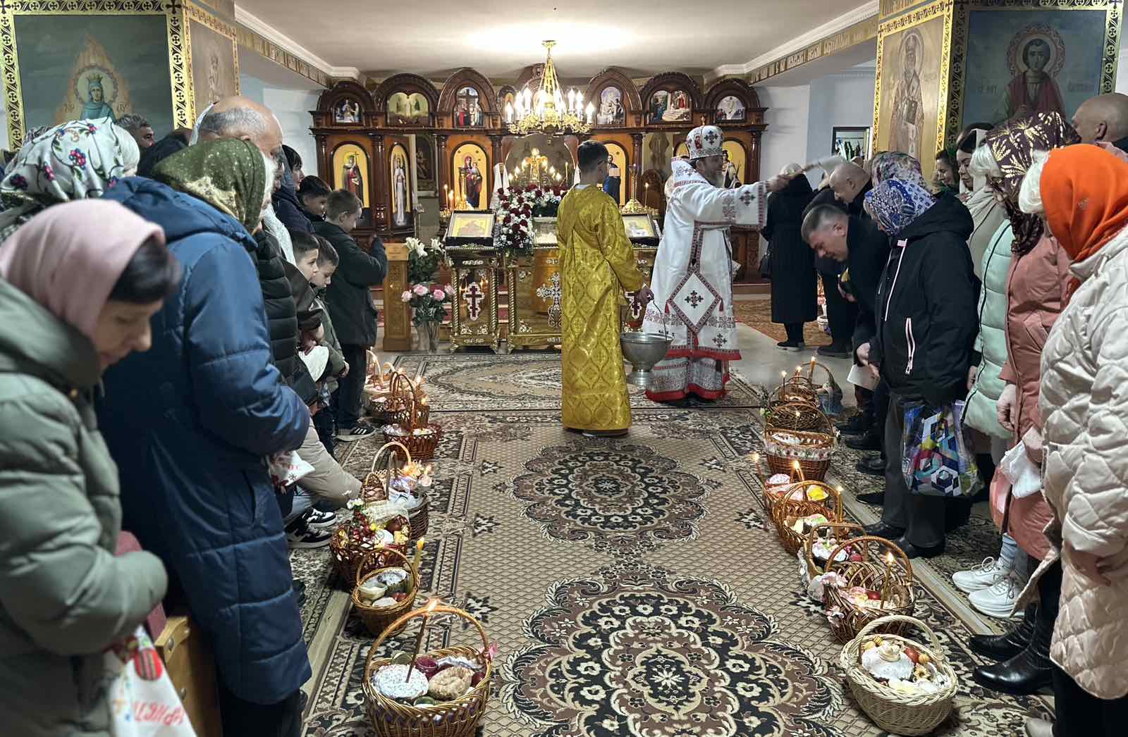 Рівне. Керуючий єпархією очолив богослужіння свята свят Пасхи Христової